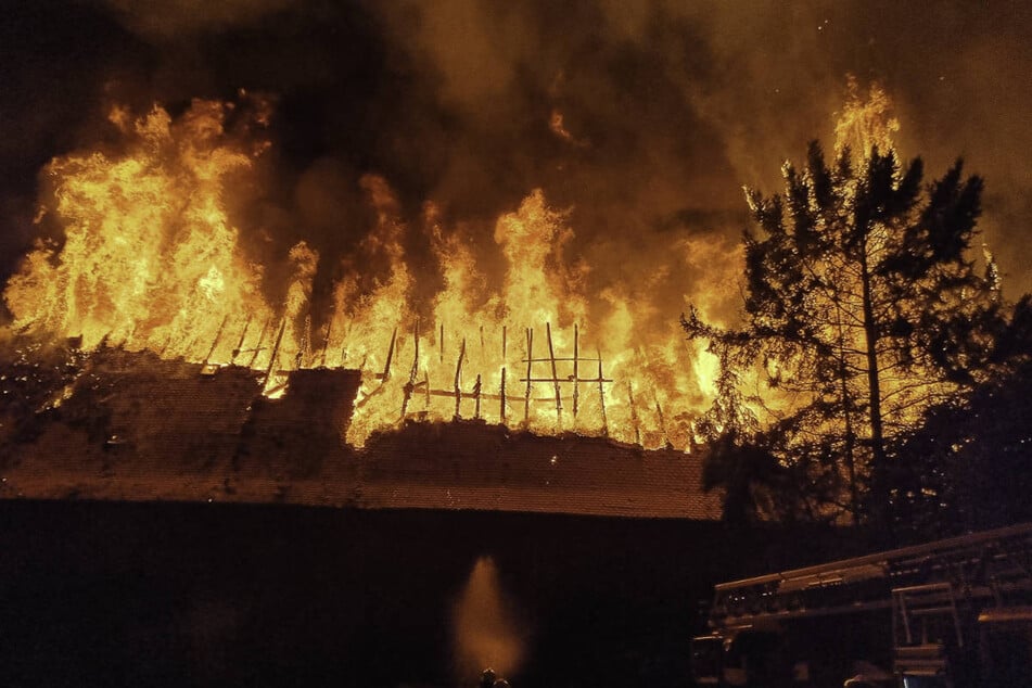 Beim Eintreffen der ersten Einsatzkräfte schlugen bereits riesige Flammen aus dem Dach der Scheune.