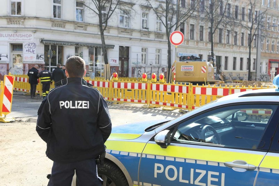 Polizisten inspizieren den Tatort auf der Bornaischen Straße.