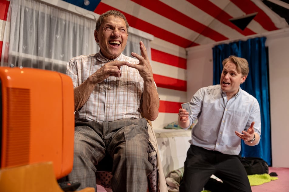Charlie Babbitt (Tilman Rose, r.) verzweifelt in Stars &amp; Stripes-Kulisse an seinem autistischen Bruder Raymond (Richy Müller).
