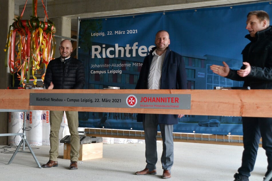 Oberbauleiter Philipp Werner, Akademieleiter Lars Menzel sowie der Geschäftsführer von basis/id, Jörg Wimmer (v.l.n.r.).