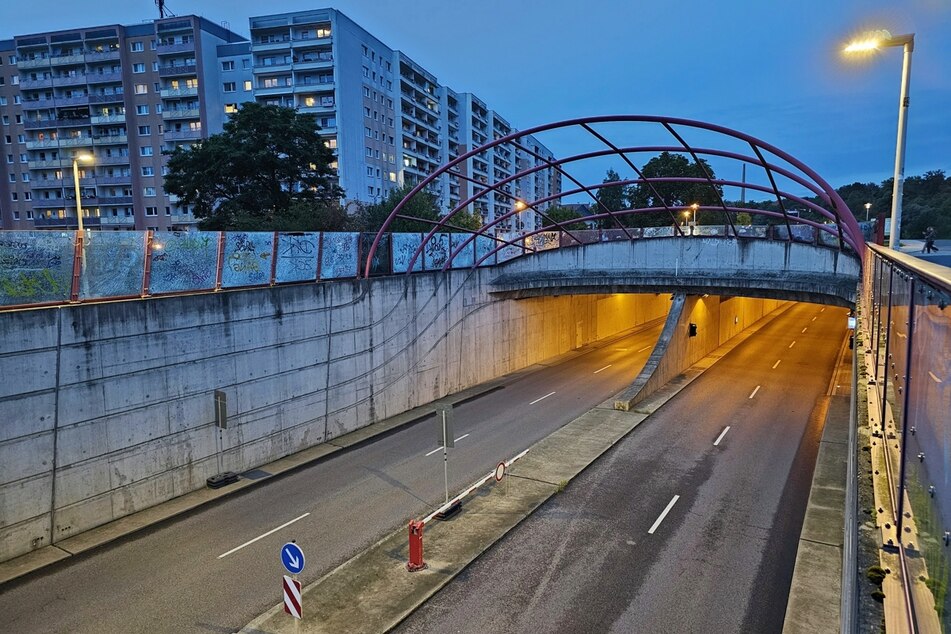 In der kommenden Woche finden am B93-Tunnel in Zwickau umfangreiche Reinigungs- und Wartungsarbeiten statt. In der Nacht auf Mittwoch muss der Tunnel dafür sogar komplett gesperrt werden.