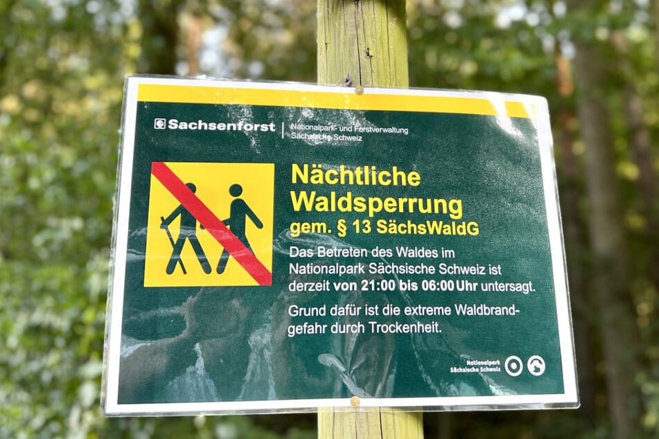 Schilder weisen auf die Sperrung hin.