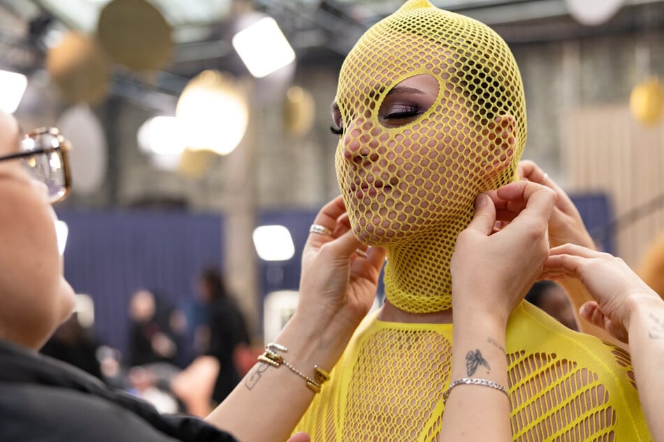 Netzstrümpfe als Ganzkörperkondom: Ideal für Grillpartys, wenn man das Kaloriendefizit halten möchte. Man fragt sich, wer diese "Fashion" überhaupt noch ernst nimmt.