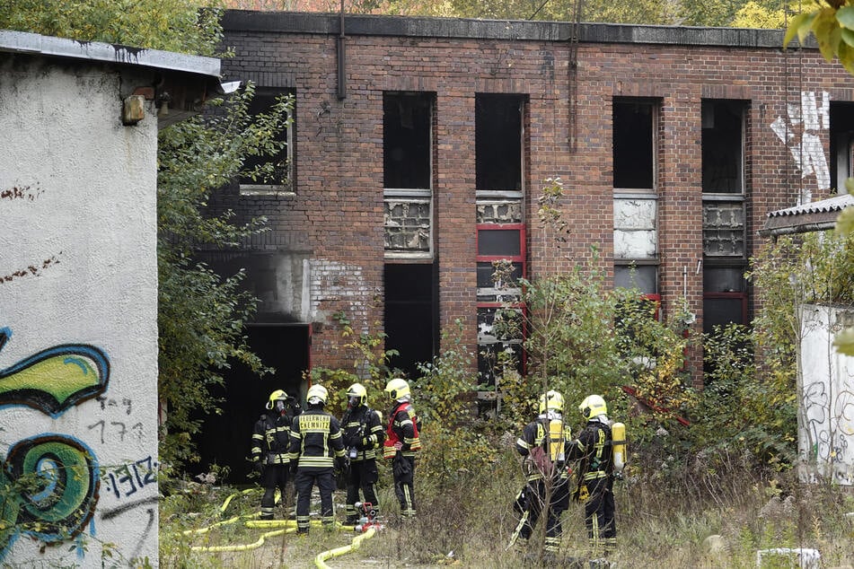 In diesem alten Industriegebäude in Chemnitz brach am heutigen Montagnachmittag ein Feuer aus - womöglich durch Brandstiftung.