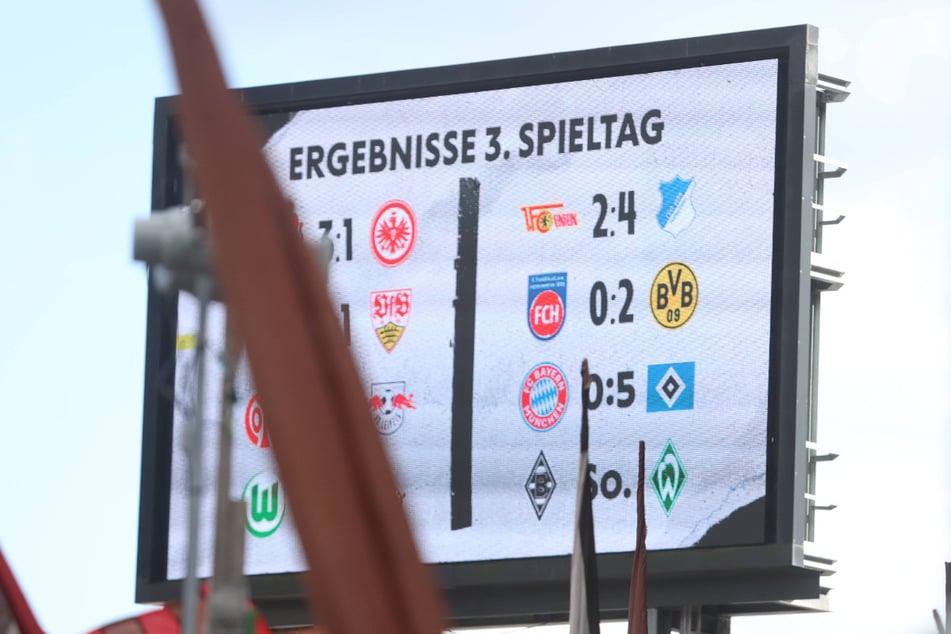Bei den Ergebnissen des bisherigen Spieltages war dem FC St. Pauli ein Fehler unterlaufen. Statt einer 0:5-Niederlage stand für den HSV ein 5:0-Sieg in München auf der Anzeigetafel.