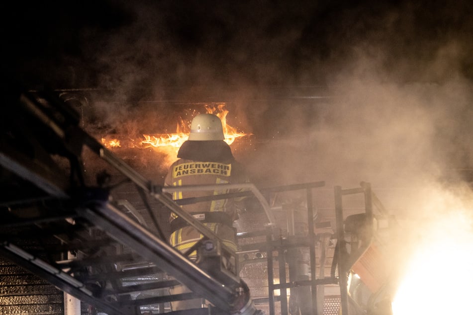Die Feuerwehr versuchte, den Brand unter Kontrolle zu bekommen.