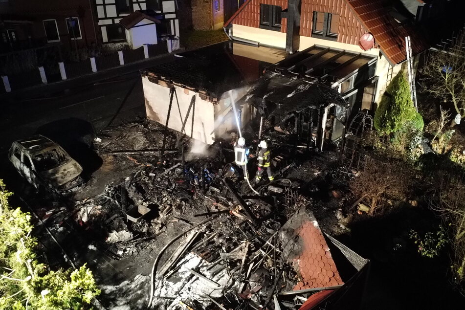 Den Einsatzkräften der Feuerwehr gelang es, das Übergreifen des Feuers auf das Einfamilienhaus zu verhindern.
