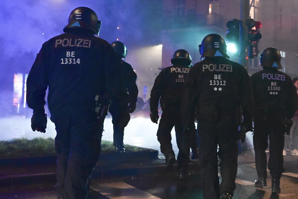 Beamte der Polizei sind in Neukölln auf der Straße unterwegs.