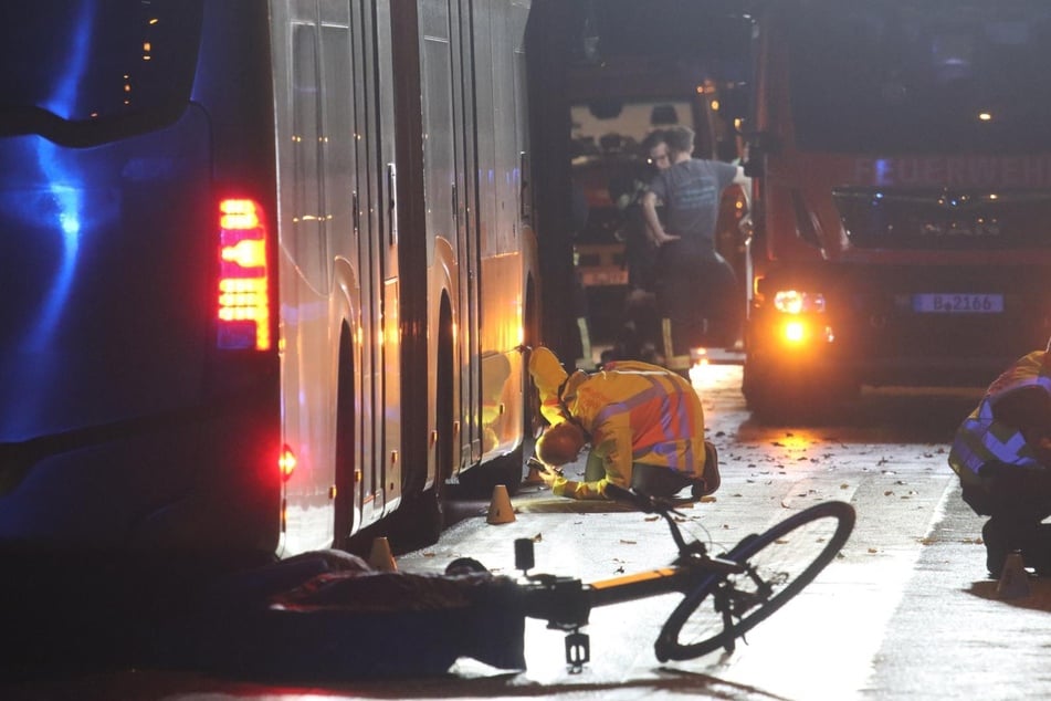 In Berlin-Köpenick ist eine Frau am Freitagabend vor den Augen ihres Sohnes von einem BVG-Bus überfahren worden.