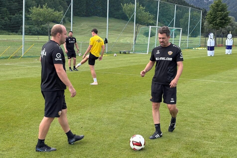 Das Trainerteam fordert seine Mannschaft heute intensiv.