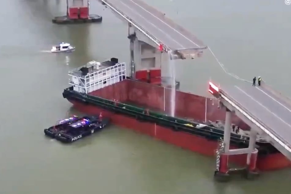 Das große Frachtschiff krachte in einen Pfeiler der Brücke.