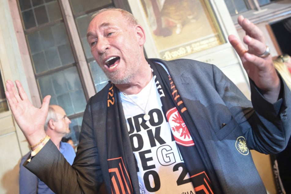 Eigentlich trägt Peter Fischer (69) seine Eintracht im Herzen, doch einige aktuellen Entwicklungen machen ihn mächtig sauer.