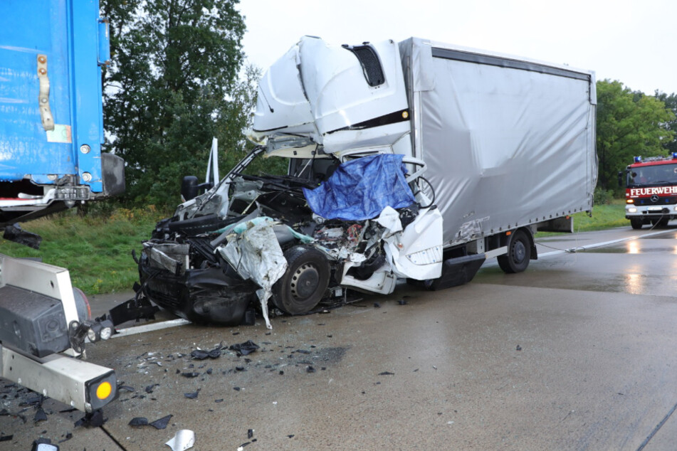 Der Fahrer des Kleinlasters starb noch in seinem Fahrzeug.