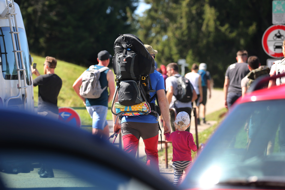 Ausflügler starten in den Allgäuer Alpen im strahlenden Sonnenschein zu einer Wanderung auf den Grünten.