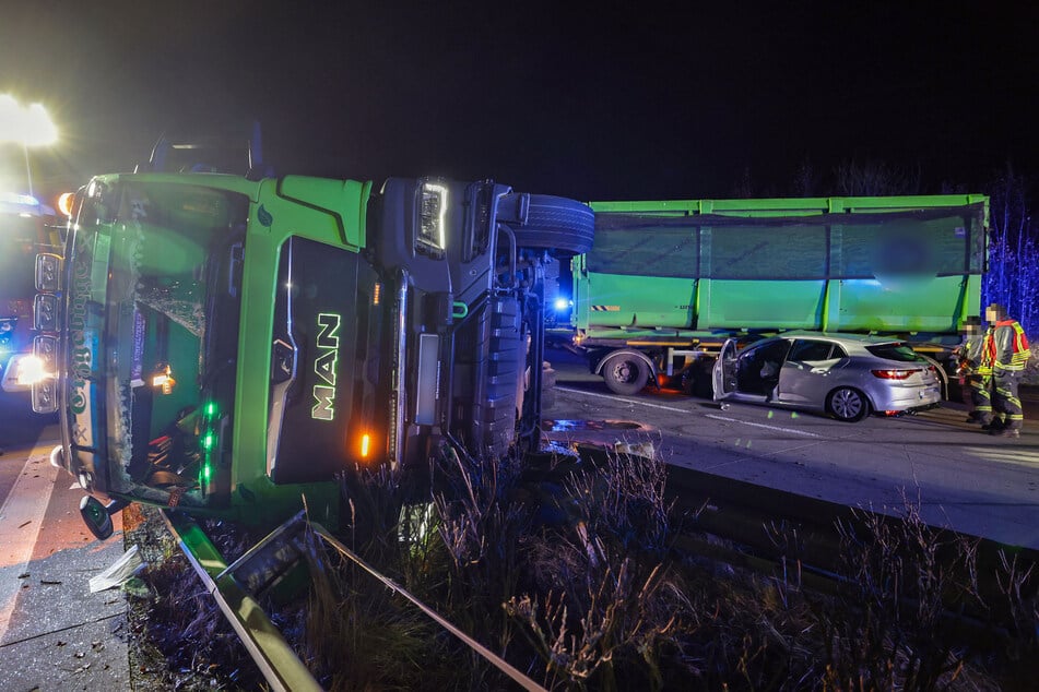 Der Lkw stürzte infolge des Unfalls um.