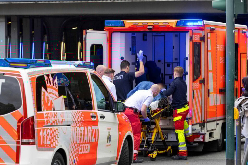 Die verletzte Frau wurde vor dem Hauptbahnhof von Rettungskräften medizinisch versorgt.