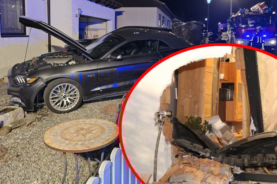 Parkversuch geht schief: Mustang landet im Wohnzimmer