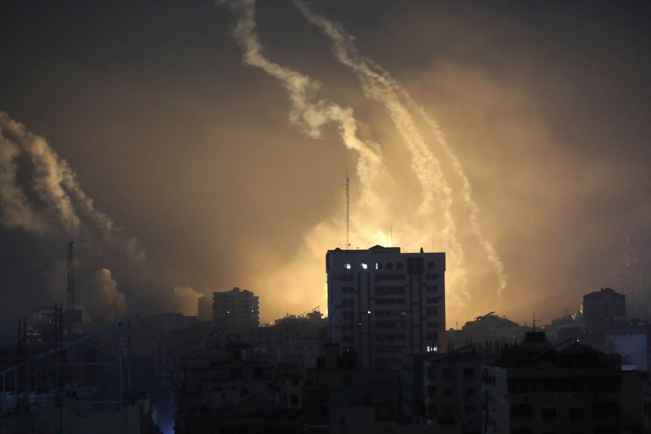 Nach israelischem Beschuss im nördlichen Gaza-Streifen stieg Rauch in den nächtlichen Abendhimmel.