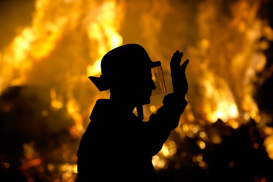 Beim Entzünden von Hexenfeuern rät die sächsische Feuerwehr zur Vorsicht.