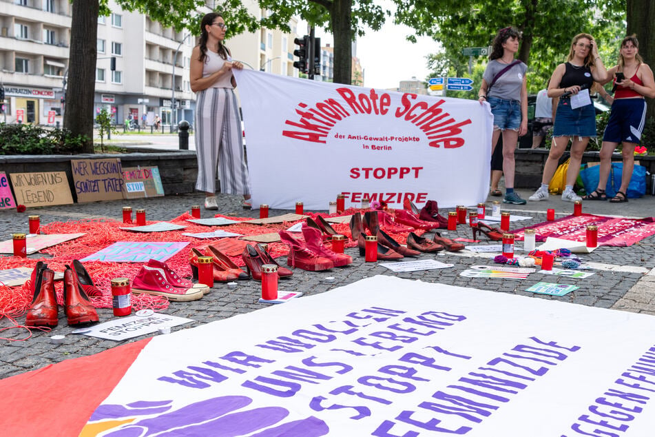 Die Aktion "Rote Schuhe" findet anlässlich jedes Femizids statt, um gemeinsam der getöteten Frauen zu gedenken.