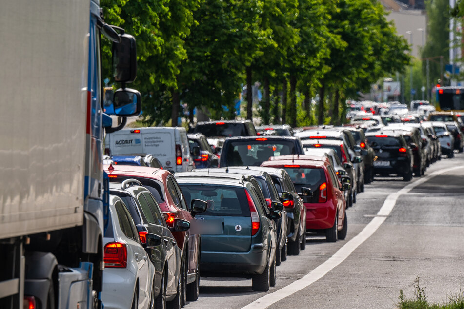 Autos zur Hauptverkehrszeit auf der Zwickauer Straße.