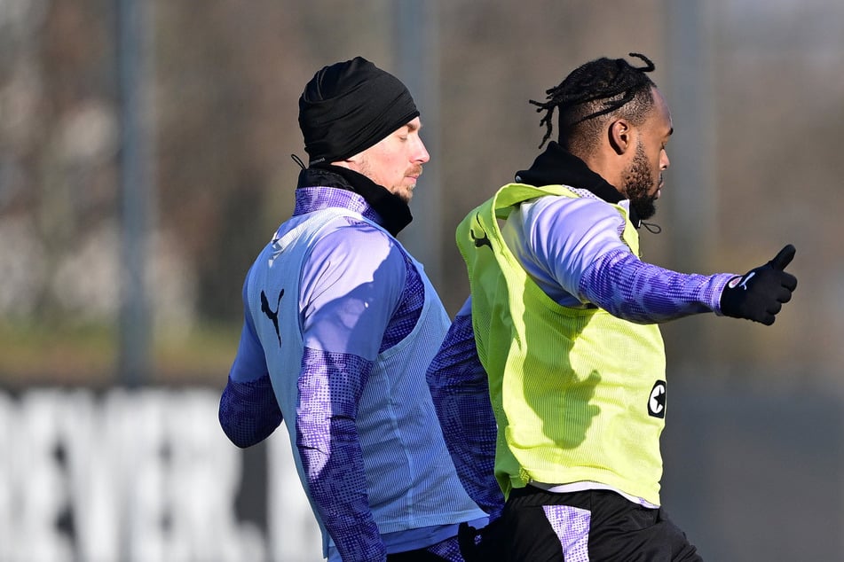 Die Kiezkicker um Hauke Wahl (31, l) mussten Ricky-Jade Jones (23) nach dem BVB-Spiel ein wenig aufbauen.