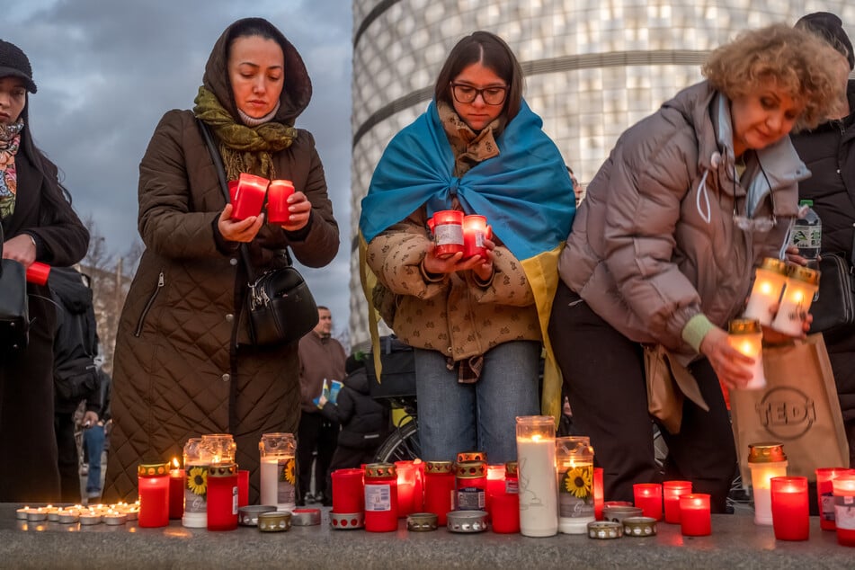 Die Teilnehmenden zündeten in Gedenken an die Opfer des Angriffskrieges Kerzen an.