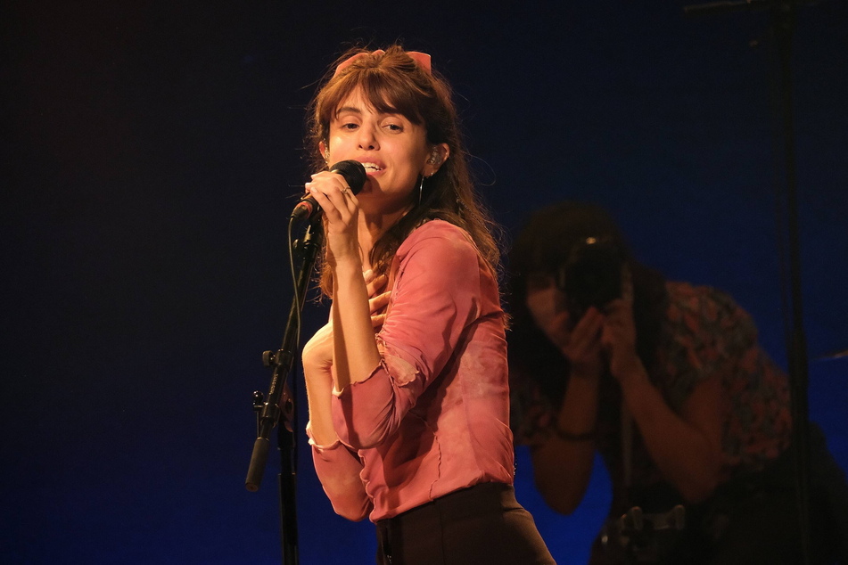 Sängerin Yael Shoshana Cohen von "Lola Marsh" eröffnet das Programm im Ostra-Dome.