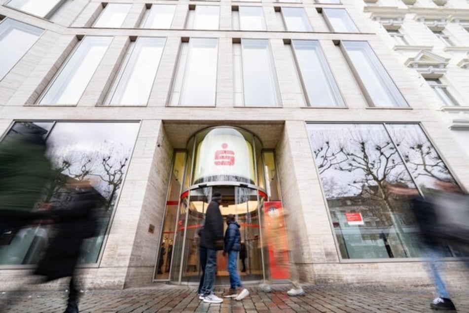 Aus einer Sparkasse in Bonn soll eine erhebliche Menge Gold entwendet worden sein.