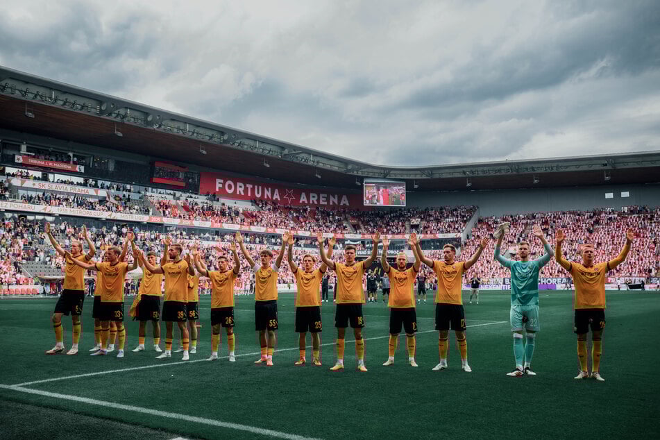 Die Dynamos bedankten sich für den Support - trotz der Niederlage war es ein gelungener Test.