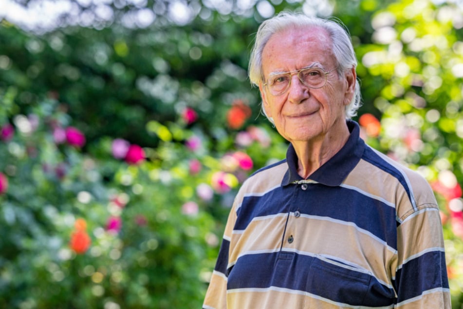 Wilfried Klaus (80), Schauspieler, steht in seinem Garten.
