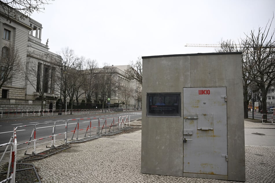 Die nachgebaute Gefängniszelle steht vor der russischen Botschaft in Berlin.