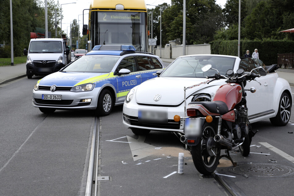 Unfall in Dresden: Cabrio und Motorrad kollidieren, Verspätungen bei den DVB