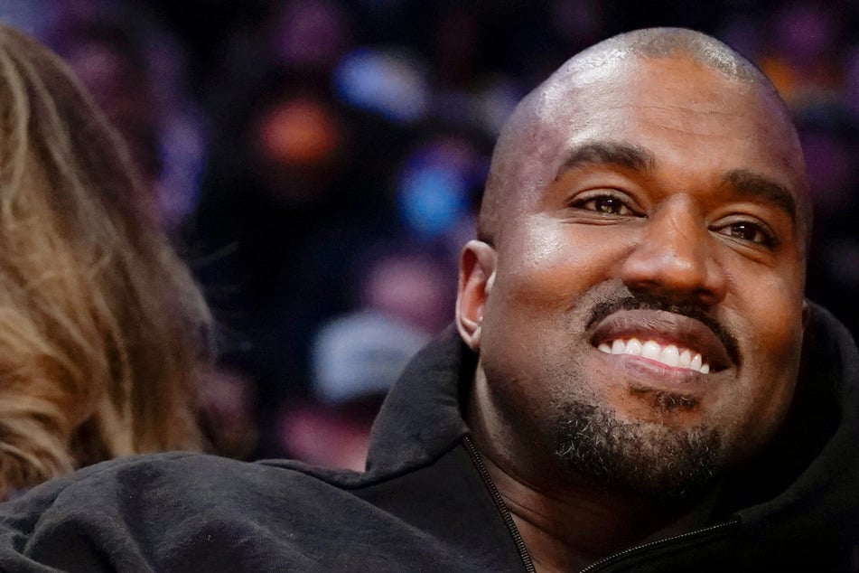 Kanye West gönnt sich Sushi von nackten Brüsten - im Beisein seiner Tochter!