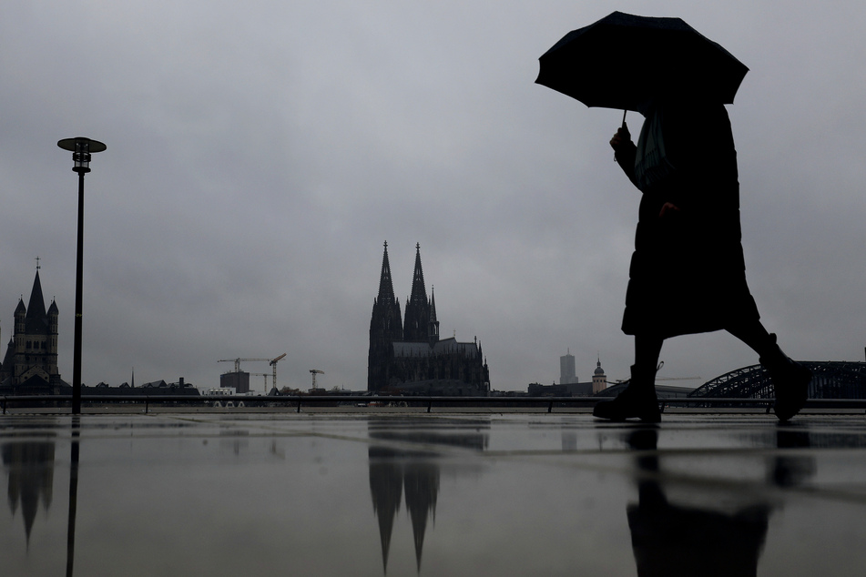 Der Donnerstag startet in Köln mit starkem Wind und Regen. (Symbolbild)
