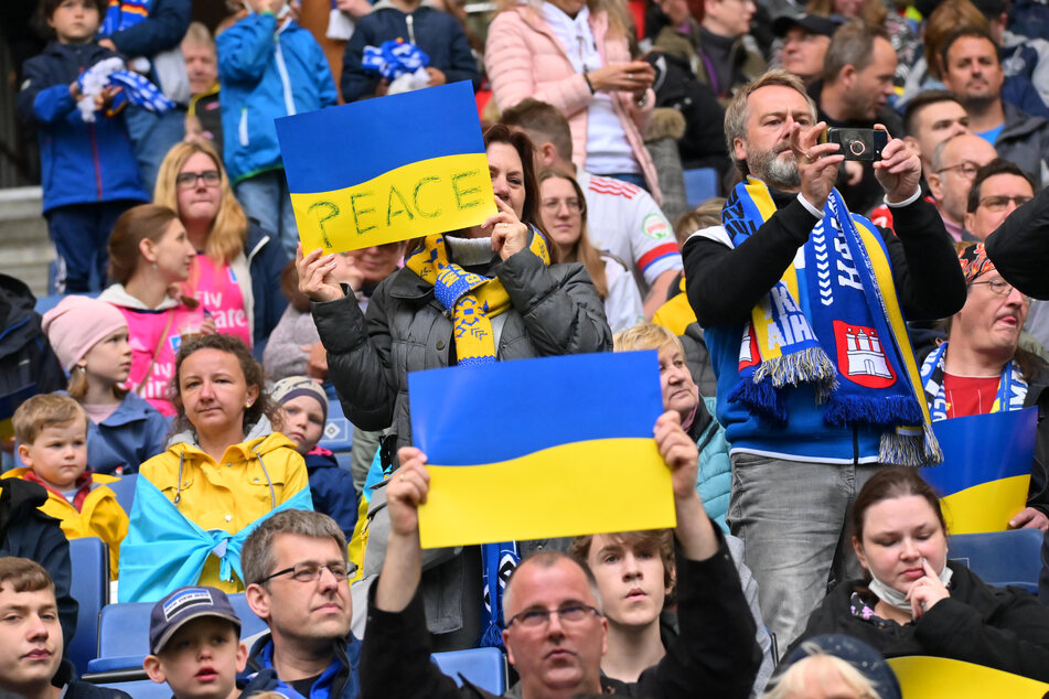 Viele Fans präsentierten Ukraine-Flaggen im Hamburger Volksparkstadion.