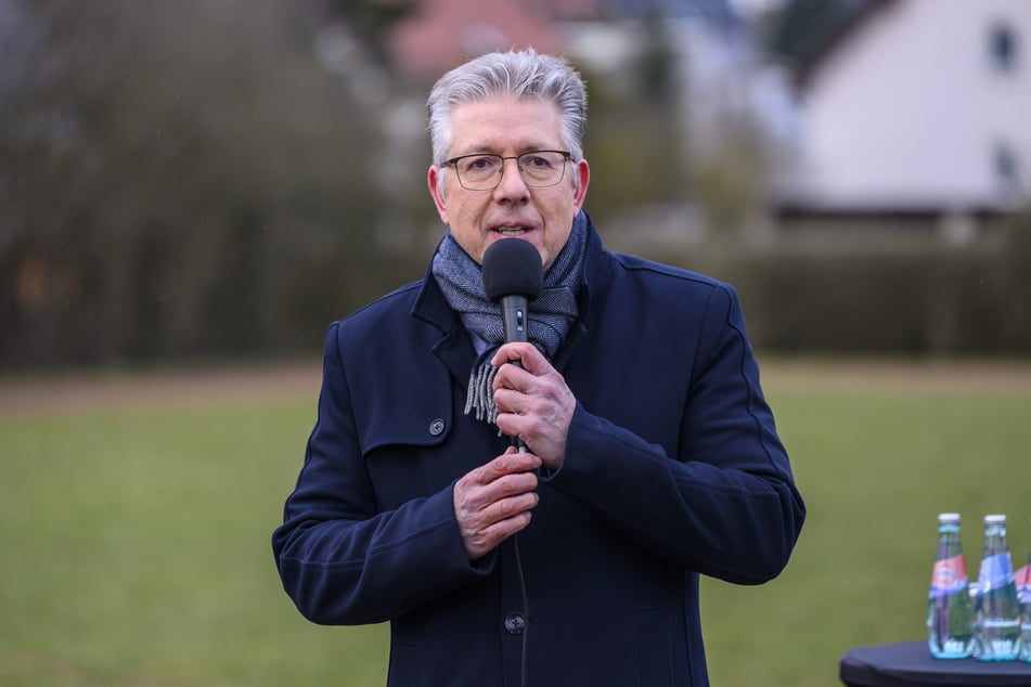 Bürgermeister Ralph Burghart (CDU, 55) dankte den Chemnitzer Landtagsabgeordneten, die für Fördermittel "Türen geöffnet" haben.