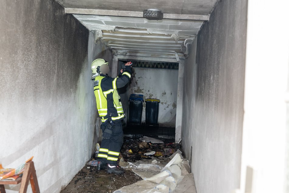 Der Durchgang ist stark verrußt. Glücklicherweise wurde bei dem Brand niemand verletzt.