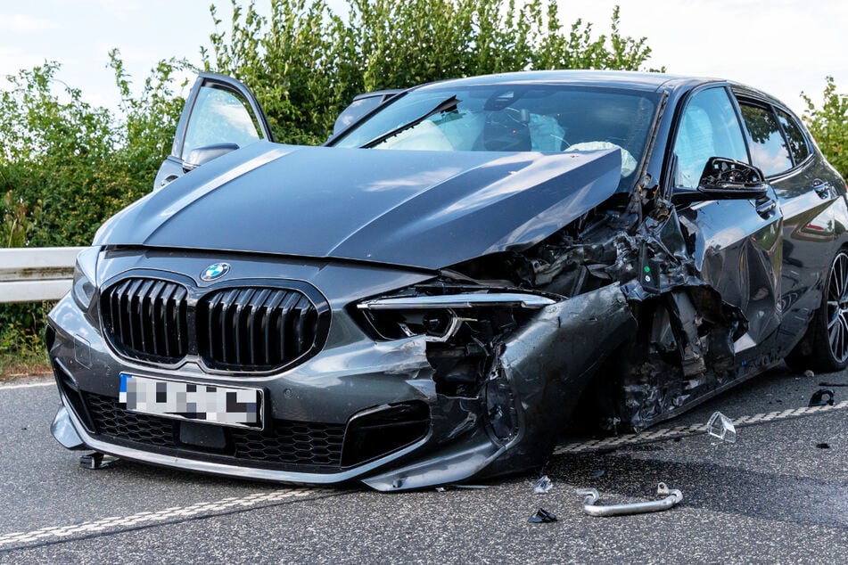 Ein Motorrad krachte gegen einen BMW, die B521 wurde vorübergehend voll gesperrt.