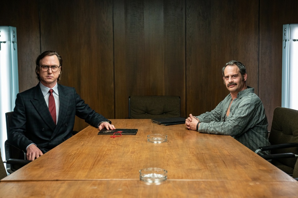 Lars Eidinger (45) wird in der Serie als "Stern"-Journalist Gerd Heidemann (89) und Moritz Bleibtreu (49) als Fälscher Konrad Kujau zu sehen sein.