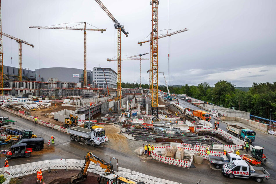 Auf der Infineon-Baustelle in Dresden-Klotzsche kam es am Dienstag erneut zu einem Arbeitsunfall. (Archivbild)