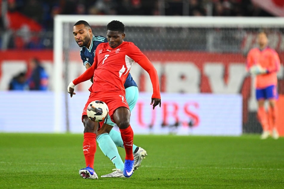 Breel Embolo (29, v.) muss zunächst zu Hause bleiben.