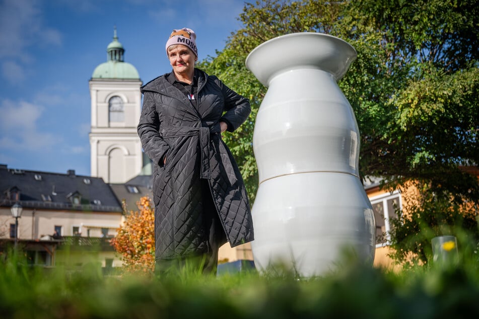 Uli Aigner (59) neben ihrer Skulptur, auf dem "Purple Path" steht.