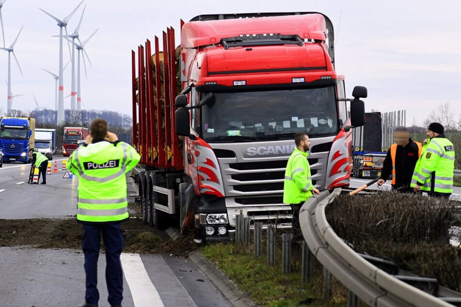 Unfall A4: Trucker kracht auf A4 nach Reifenplatzer in Leitplanke