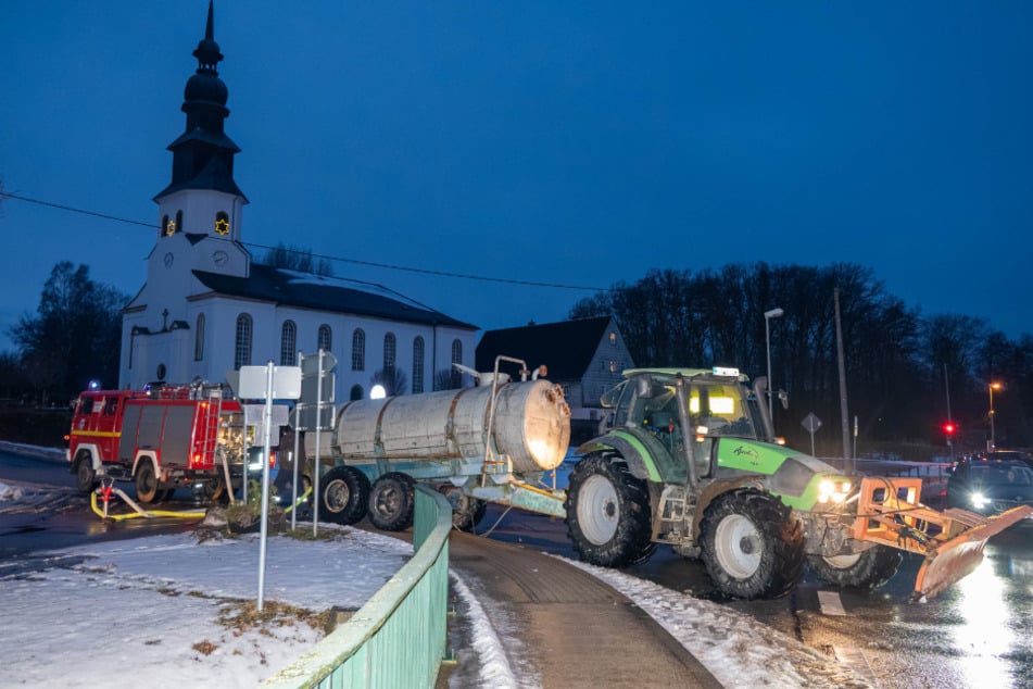 Mithilfe eines Traktors wurde das Löschwasser zum Brandort transportiert.