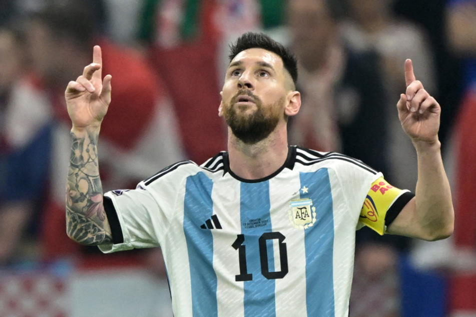 Die Finger zeigen in den Himmel. Streckt Lionel Messi am Sonntag den WM-Pokal in die Höhe?