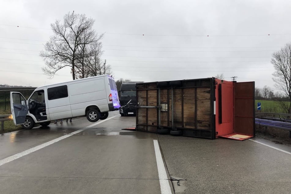 Unfall A44: Pommesbude blockiert Autobahn: Mehrere Kilometer Stau