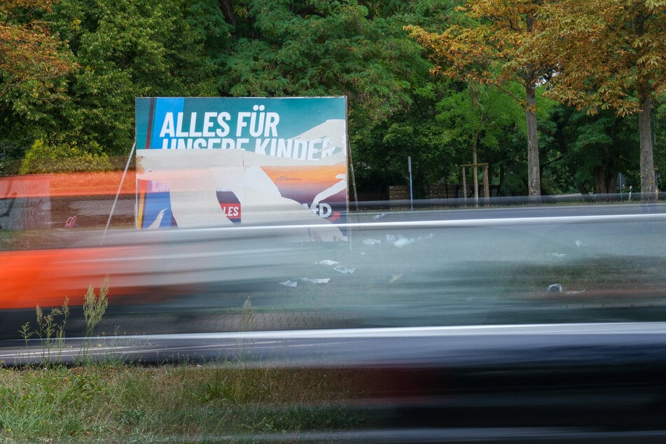 Die am meisten registrierten Delikte sind Beschädigungen von Plakaten (Symbolbild)