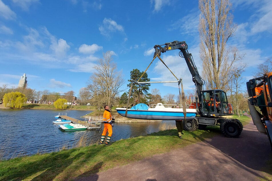 Mitarbeiter des Eigenbetriebes Stadtgarten und Friedhöfe Magdeburg haben die Boote bereits zu Wasser gelassen. (Archivfoto)