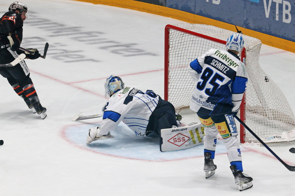 Frankfurts Dylan Wruck (l.) netzt hier ungestört zum 2:0 für die Hessen ein.